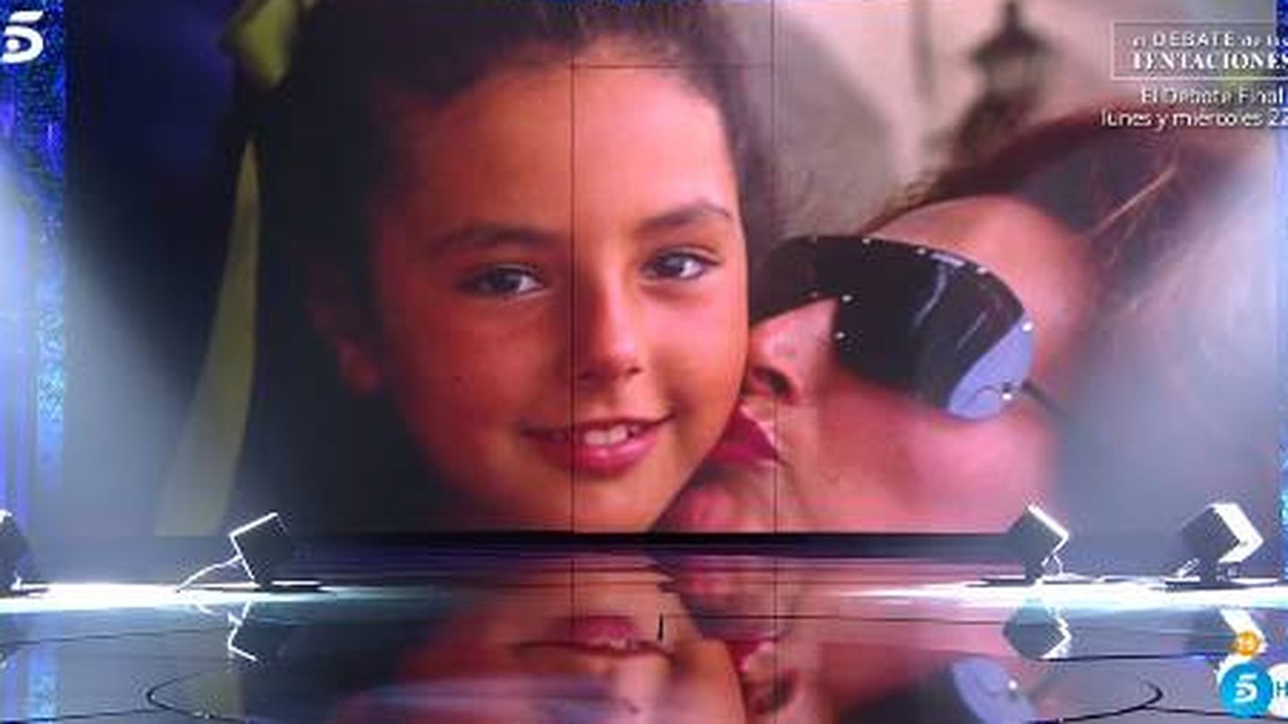 Imagen de Rocío Carrasco de niña con su madre mostrada por el programa.