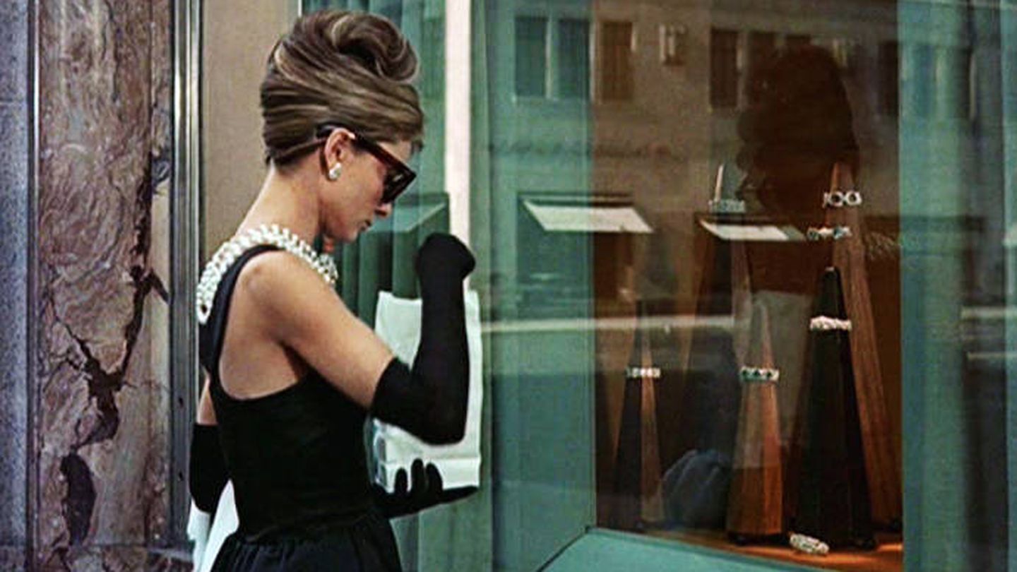 Audrey Hepburn teniendo un día rojo en 'Desayuno con diamantes'.