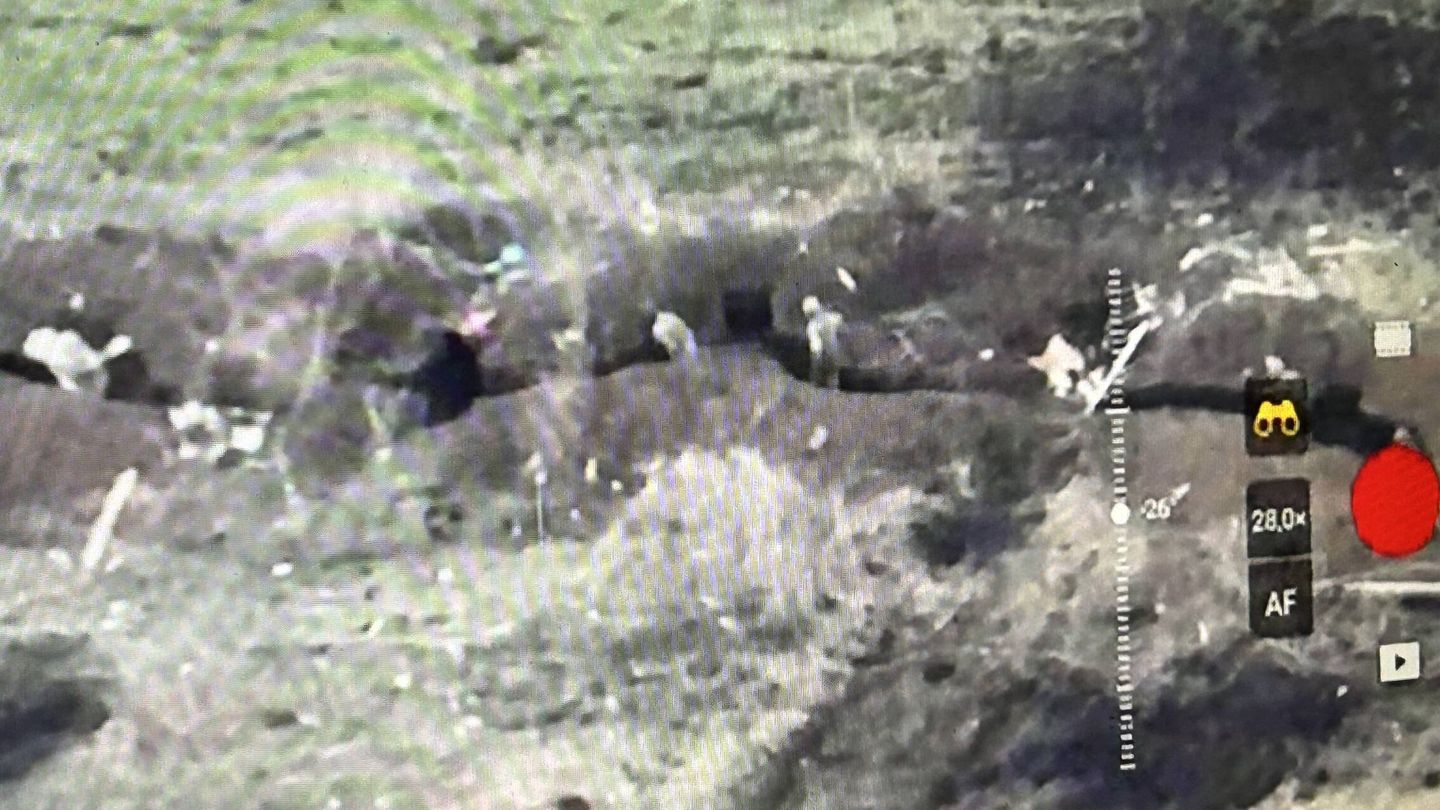 La trinchera a las afueras de Bakhmut y los soldados rusos detectados por el dron de la 60ª brigada. (A. A.)