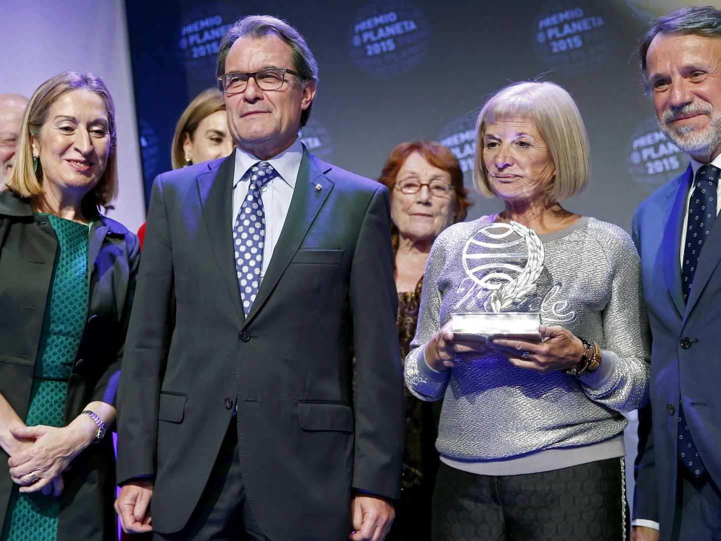 Premio Planeta 2015: Ana Pastor, Artur Mas, la escritora Alicia Giménez-Bartlett y el presidente grupo Planeta, Josep Crehueras. EFE
