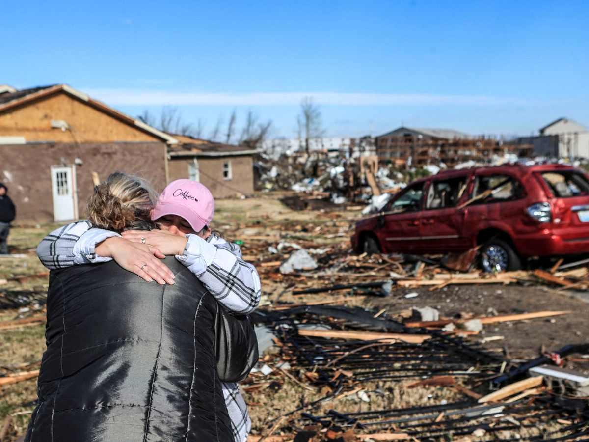 Foto: Dos familiares se abrazan en medio de los destrozos provocados por el tornado. (REUTERS)