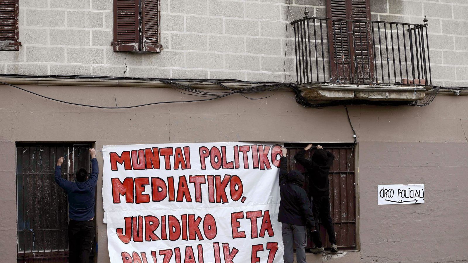 Foto: Pancarta en contra de las detenciones de Alsasua. (EFE)