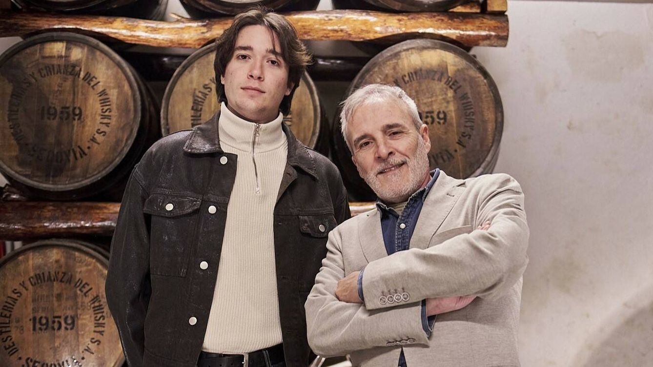 Foto: El actor Fernando Guillén Cuervo y su hijo Manuel, también inmerso en el mundo de la interpretación, durante una visita a la destilería DYC. (Natalia Apetetxea)