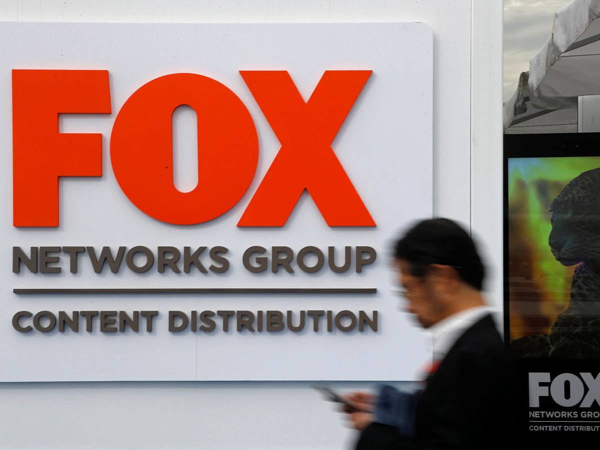 Foto: Un hombre pasa junto al logotipo de Fox Networks Group. (Reuters/Eric Gaillard)