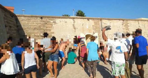 Foto: Imagen del encuentro que el grupo de Ángel Lara llevó a cabo en una playa. (YT)