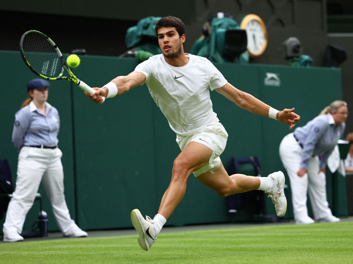 Carlos Alcaraz durante el partido de tercera ronda de Wimbledon 2023 contra Nicolas Jarry (REUTERS/Toby Melville)