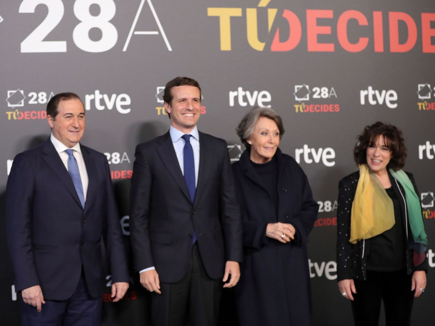 Pablo Casado, con la administradora de RTVE y los directores de TVE y RNE. (EFE)