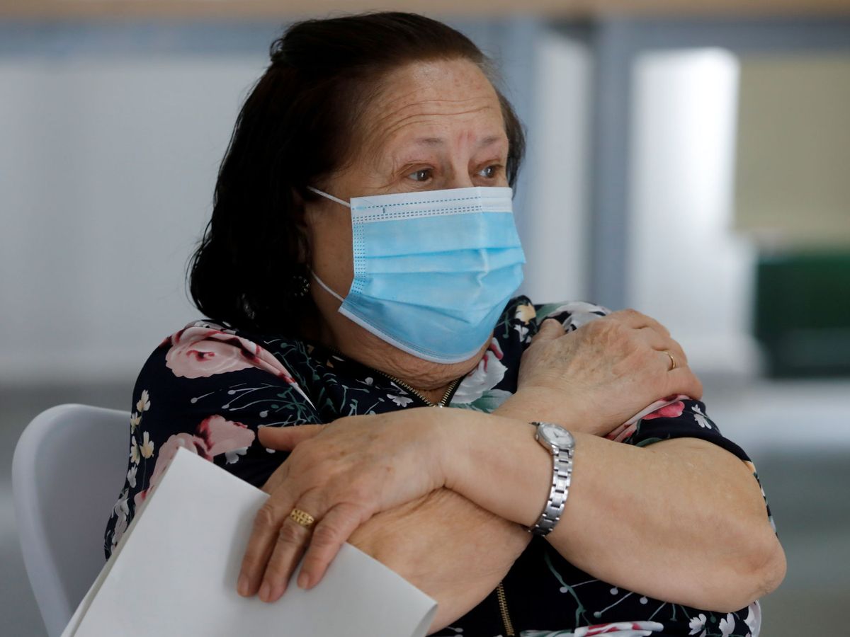 Foto: Una mujer tras recibir la vacuna en Ronda. (Reuters) 