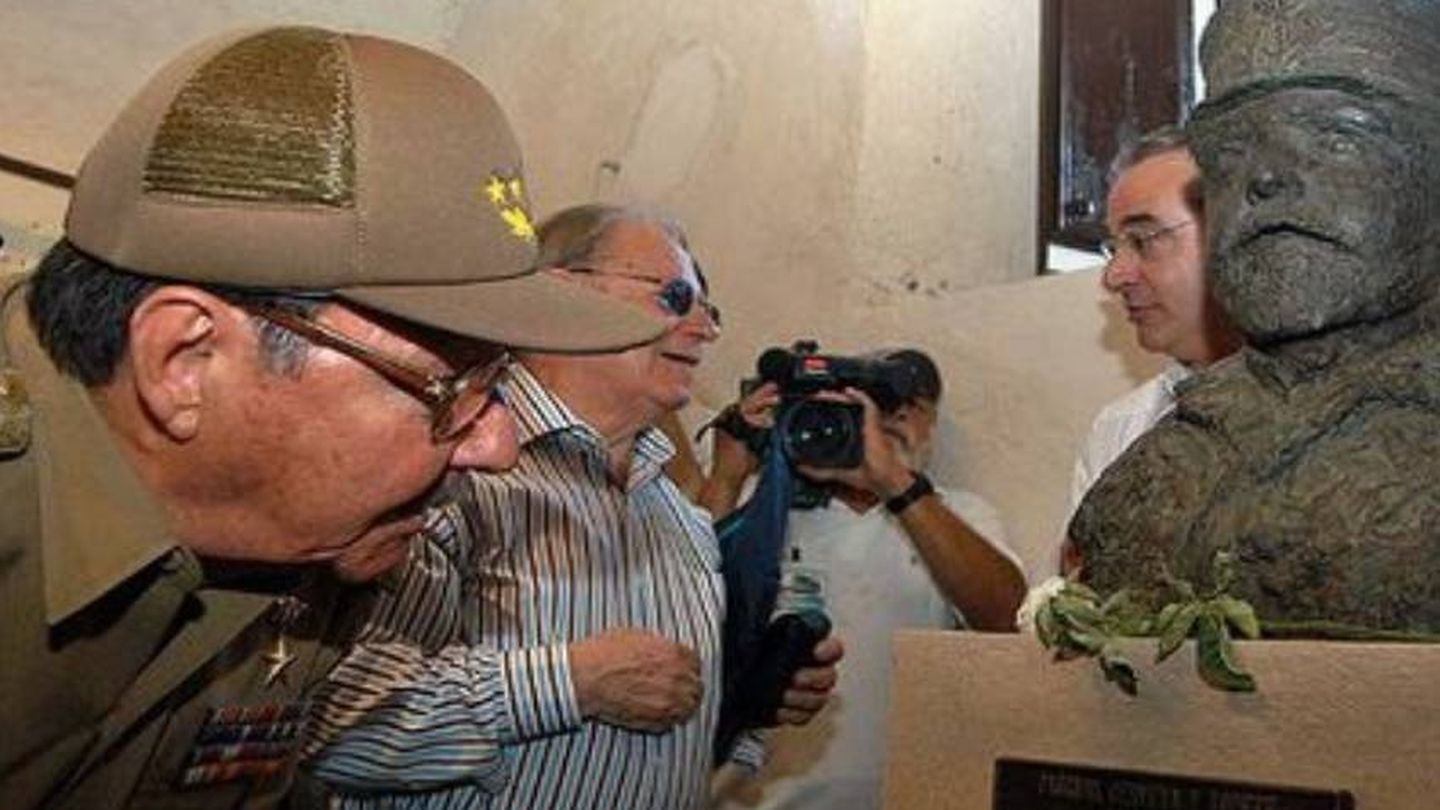 Raúl Castro, junto al busto a Cervera. (EFE)
