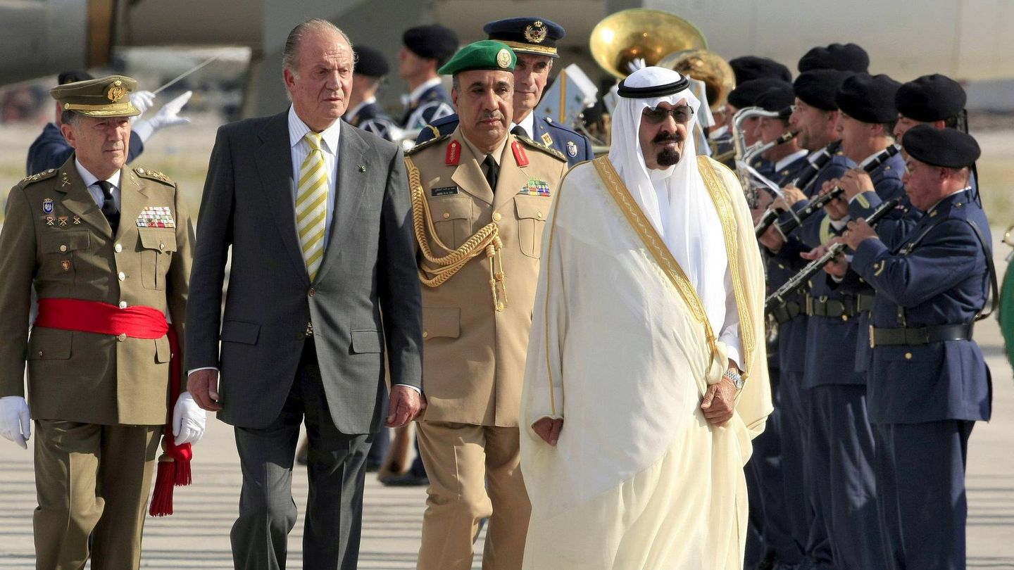 El rey Juan Carlos, junto al rey de Arabia Saudí, Abdullah Bin Abdulaziz Al-Saud, y el general Félix Sanz Roldán (i). (EFE)