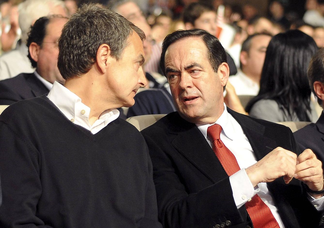 El expresidente del Gobierno, José Luis Rodríguez Zapatero, junto a José Bono. (EFE)