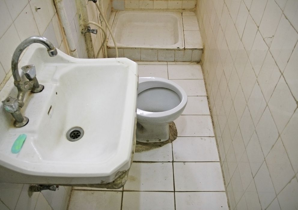 Foto: Aunque nuestros cuartos de baño están más limpios que este, son demasiado parecidos. (iStock)