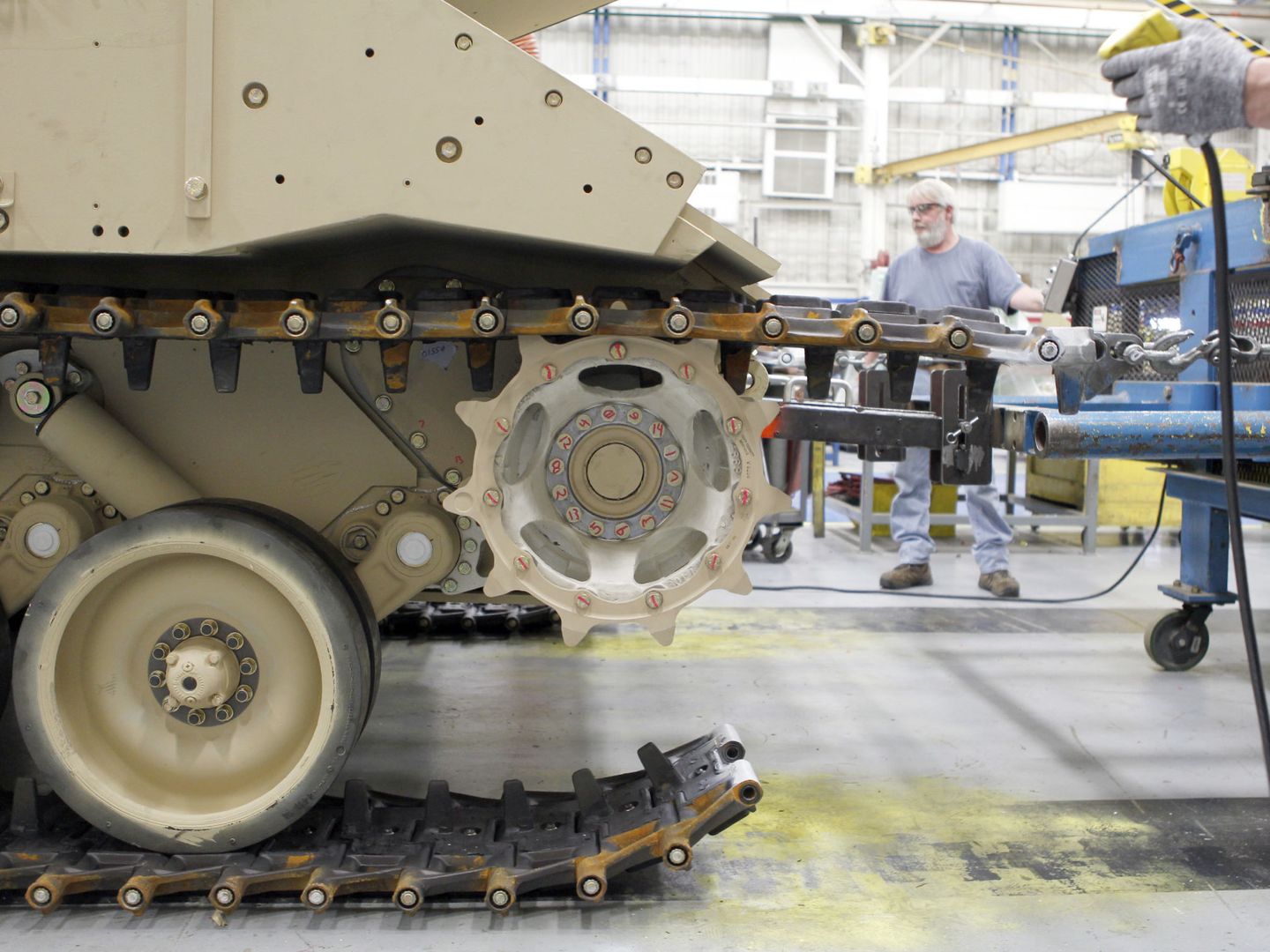 Detalle del montaje de un tanque Bradley M2 del ejército de Estados Unidos. (Reuters)
