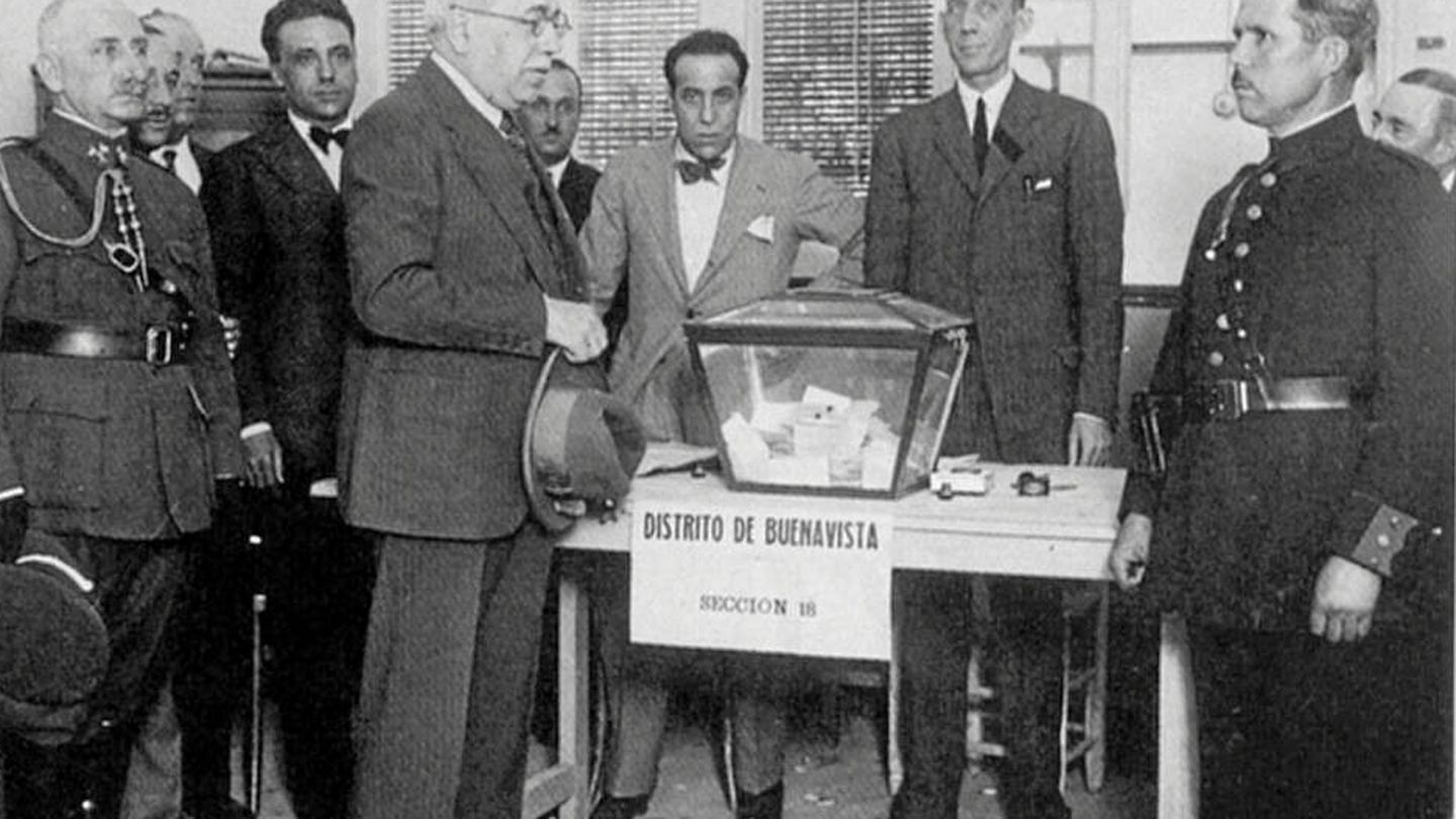 Azaña, votando en 1936.