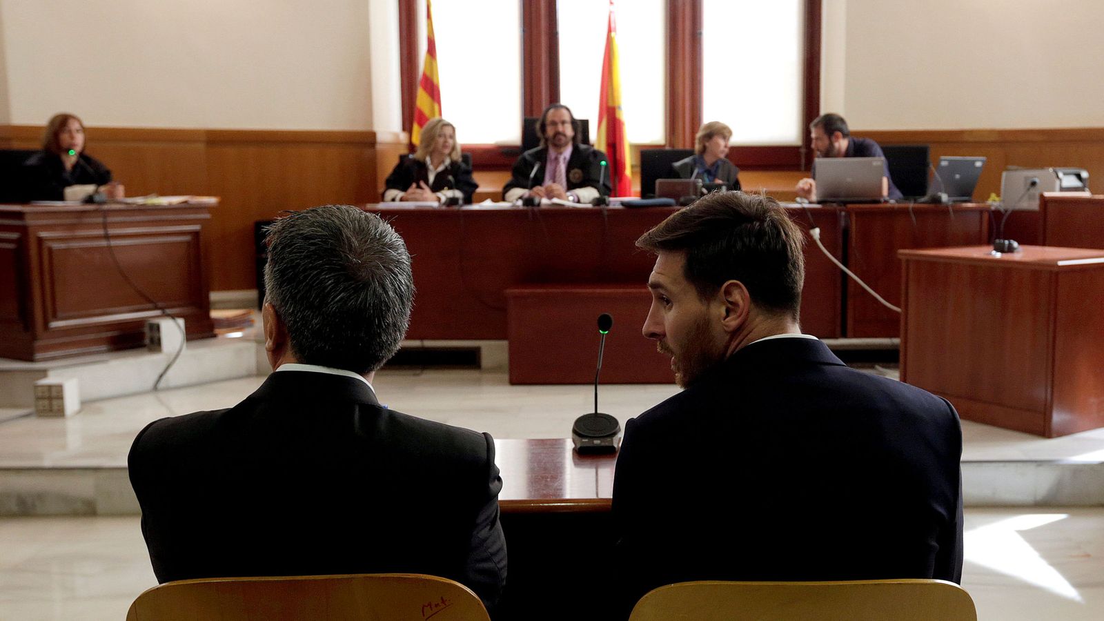 Foto: Lionel Messi junto a su padre durante la declaración (Reuters)