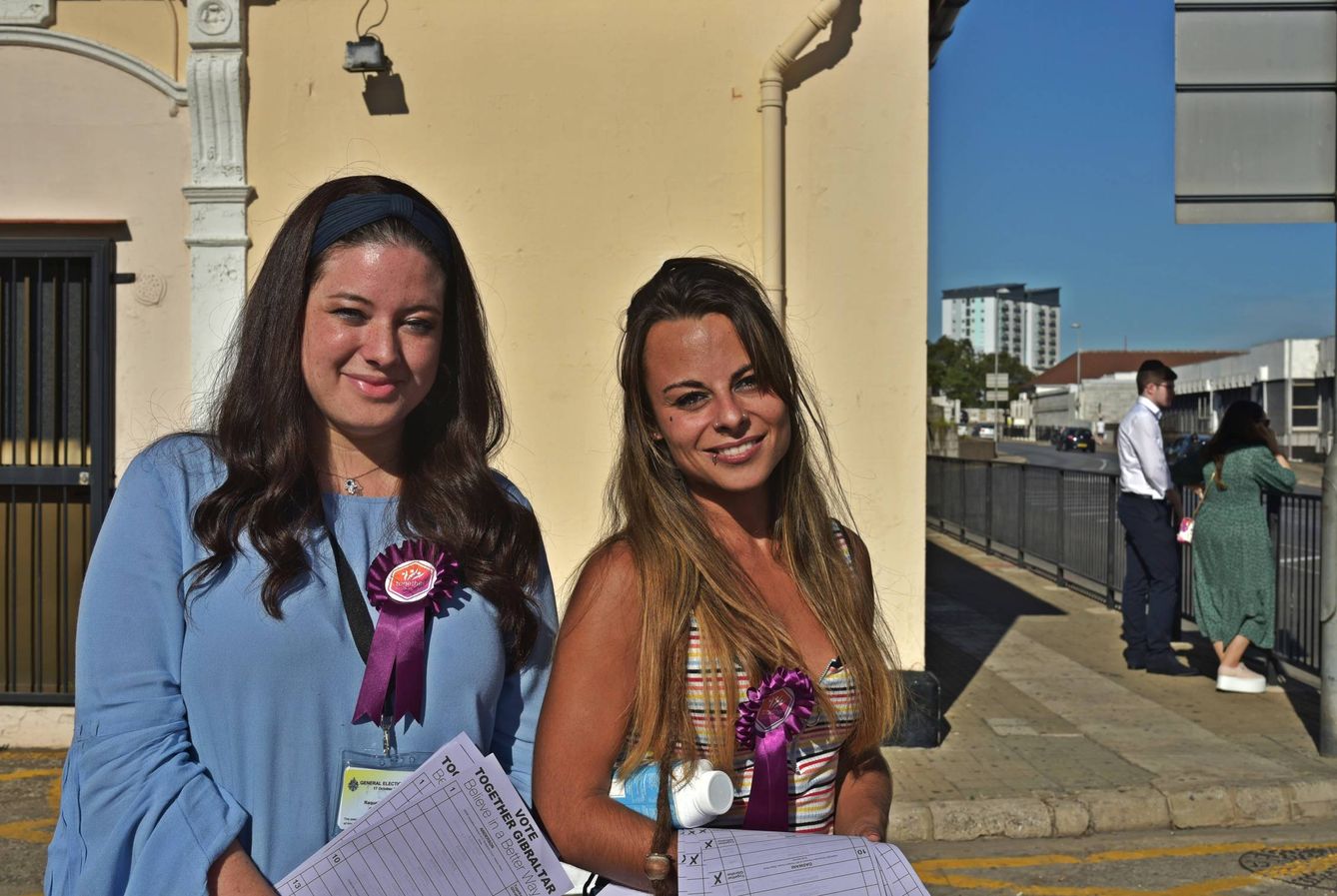 Dos simpatizantes del partido Together Gibraltar, en la puerta de un colegio electoral. (Toñi Guerrero)
