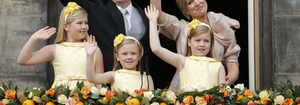 Foto: Las hijas de los reyes de Holanda visten moda española el día de la investidura de sus padres