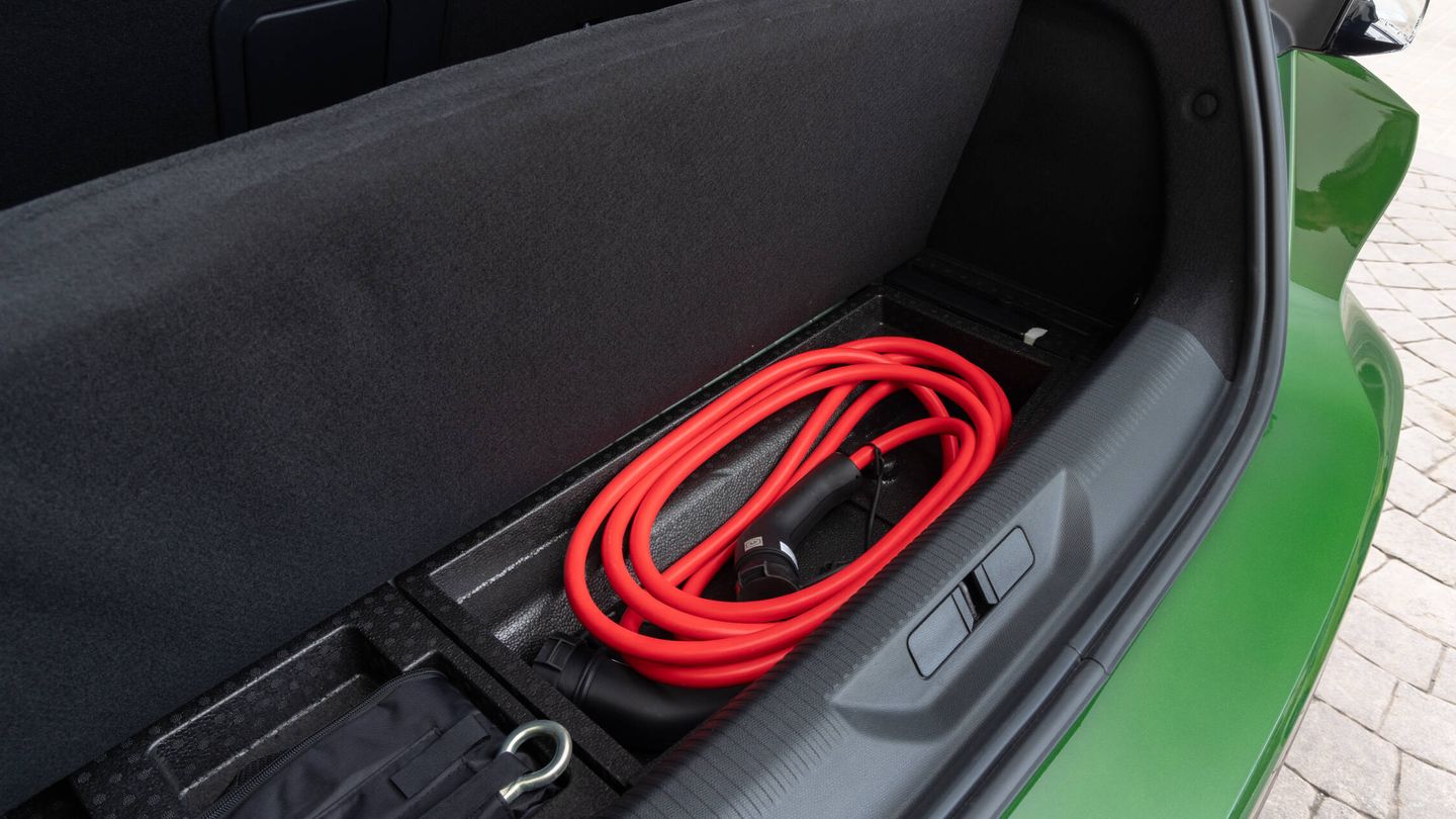 Bajo el suelo del maletero hay un espacio específico para colocar los cables de recarga.