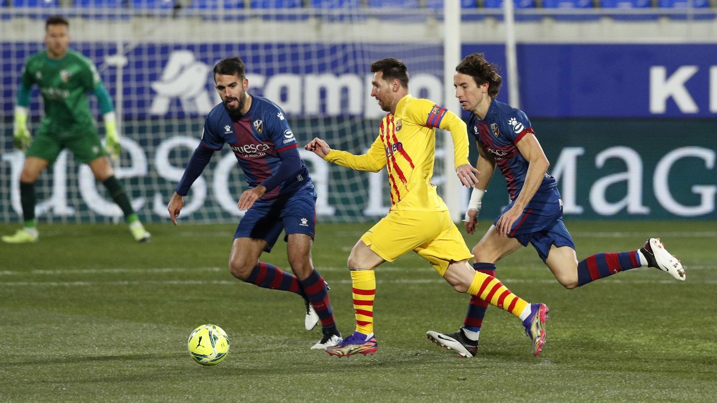 Pedro Mosquera persigue a Leo Messi en El Alcoraz. (Reuters)