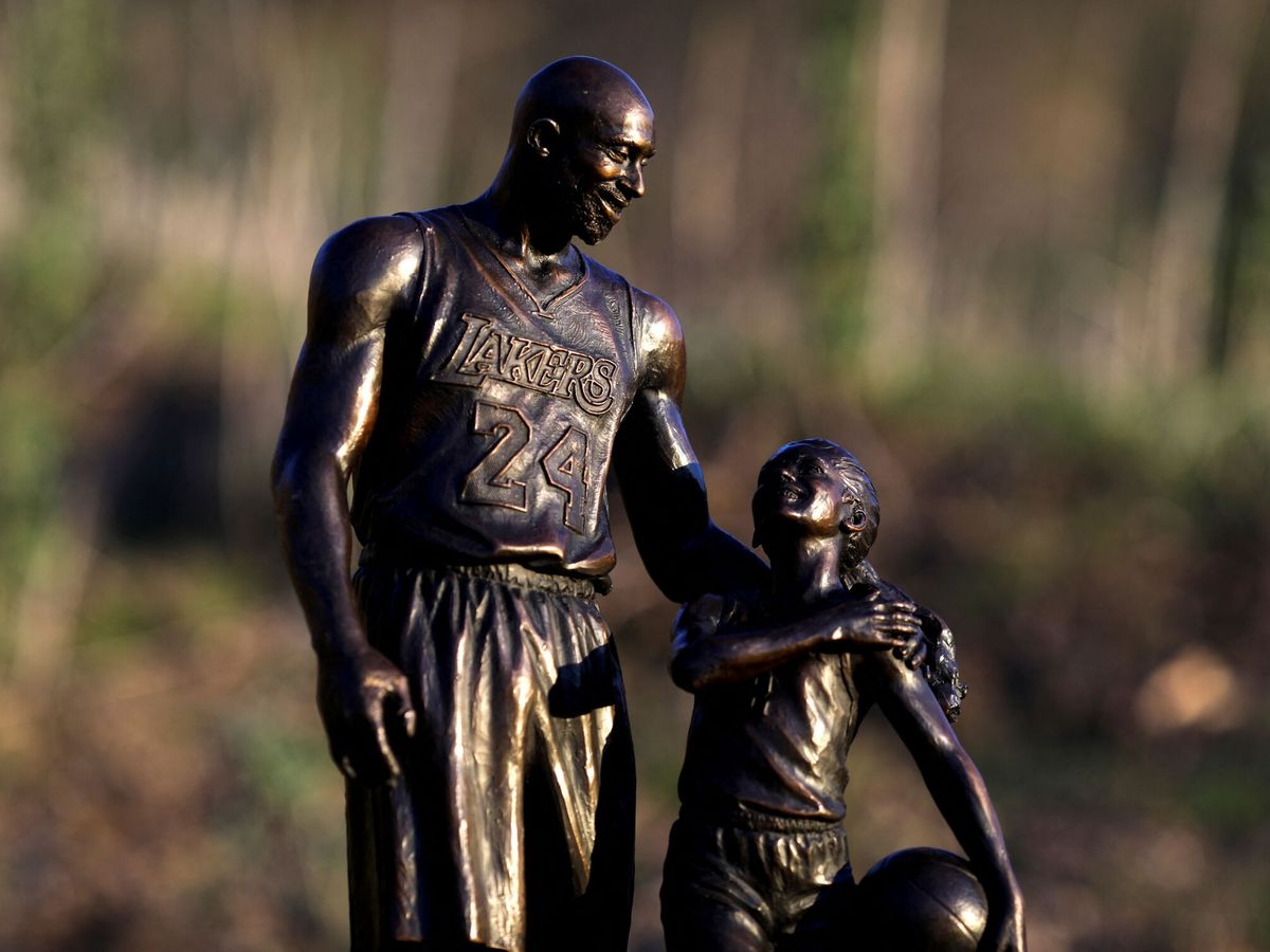 Foto: Estatua Kobe Bryant y su hija Gianna de Dan Medina. (Reuters/David Swanson)