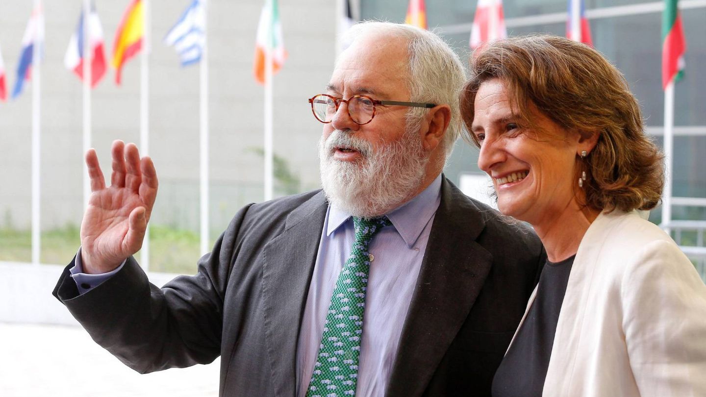 El comisario europeo del clima, Miguel Arias Cañete, y la ministra de Transición Ecológica, Teresa Ribera (EFE)