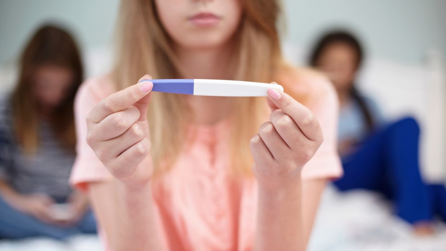 Una adolescente, con un test de embarazo (Sverre Haugland/Corbis)