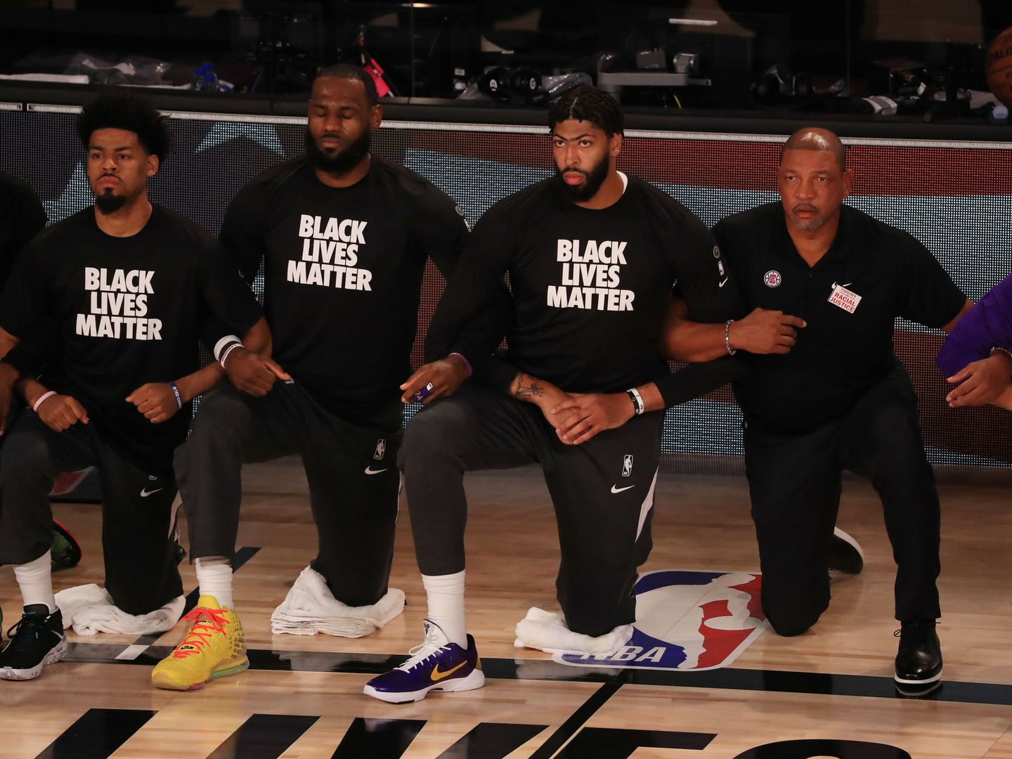 Jugadores de la NBA, como LeBron o Anthony Davis, hincan la rodilla en el suelo durante el himno de EEUU. (Reuters)