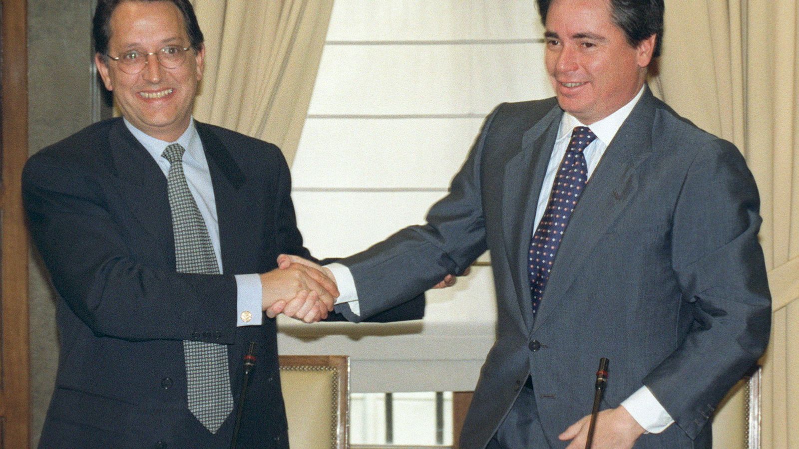 Foto: P. Ferreras (SEPI), y el presidente de Aristrain, J. M. Aristrain (d), firmando el acuerdo por el que Aceralia adquría la totalidad de las sociedades operativas del grupo por 40.000 millones de pesetas (marzo, 1998). EFE