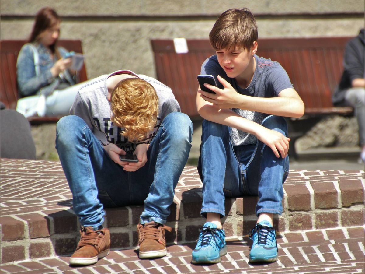 Foto: Vista de unos niños utilizando móviles. (Pexels/ Pixabay)