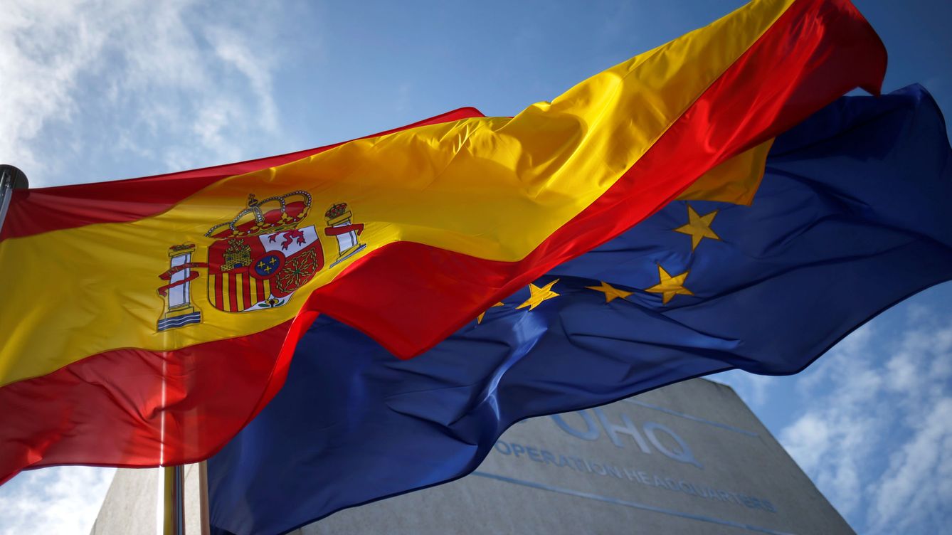 Foto: La bandera de España ondea junto a la bandera de la Unión Europea. (EFE)