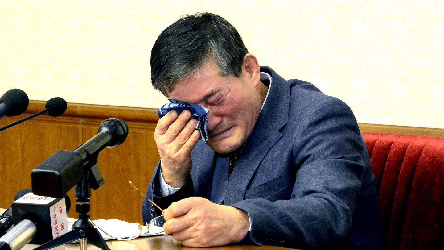 Kim Dong Chul llora tras confesar los delitos de los que le acusó Corea del Norte. (Reuters)