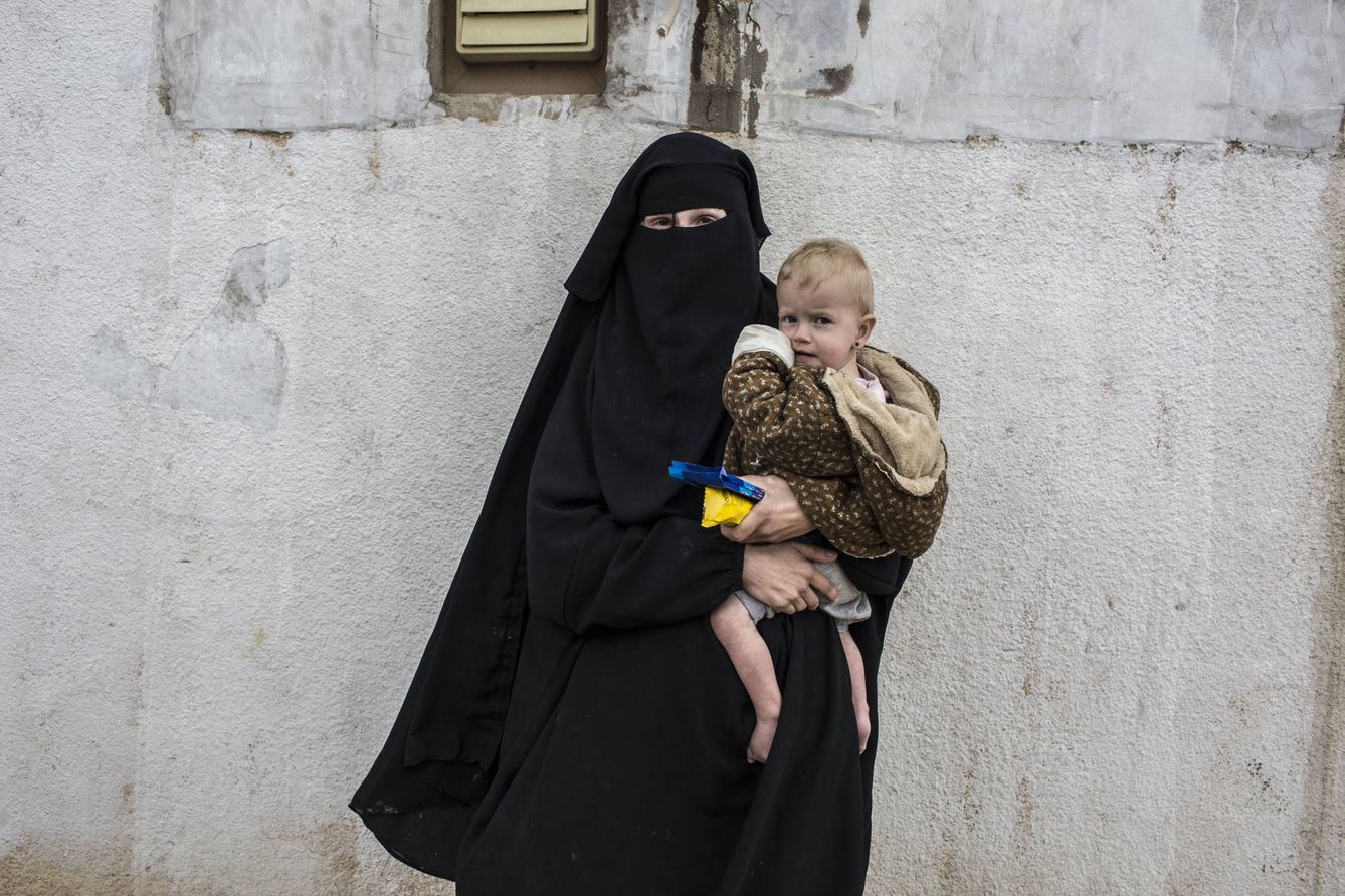 Leonora Lemke sostiene en brazos a su hija Habiba, de 16 meses. (J. M. López)