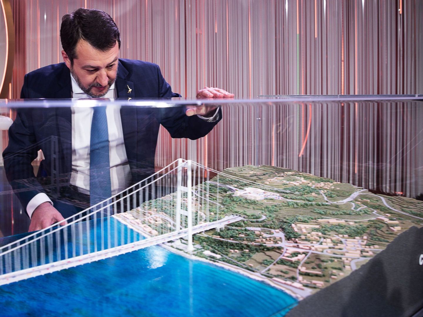 El titular italiano de Transportes, Matteo Salvini, observa una maqueta del puente de Messina. (EFE)