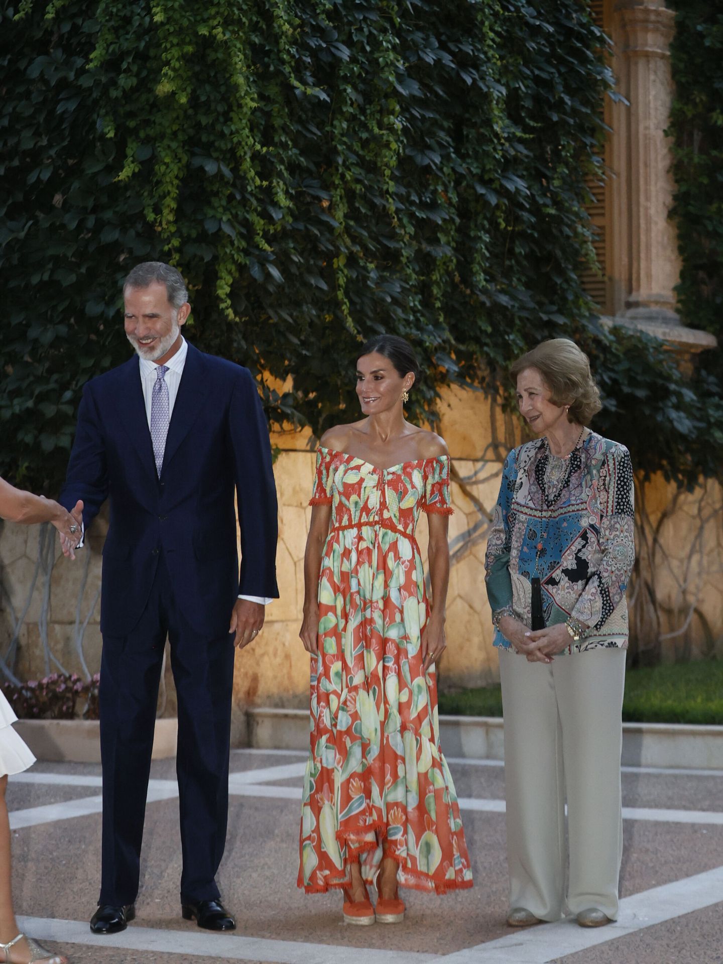 Los Reyes y doña Sofía, durante la recepción. (EFE/Ballesteros)