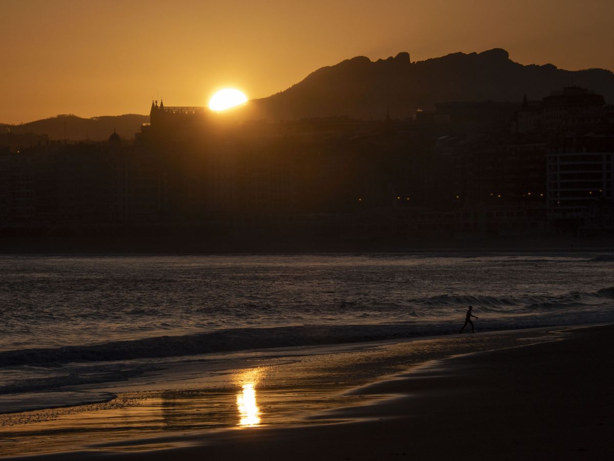 Foto: Imagen de un amanecer en la ciudad de Donostia / San Sebastián (EFE/Javier Etxezarreta)