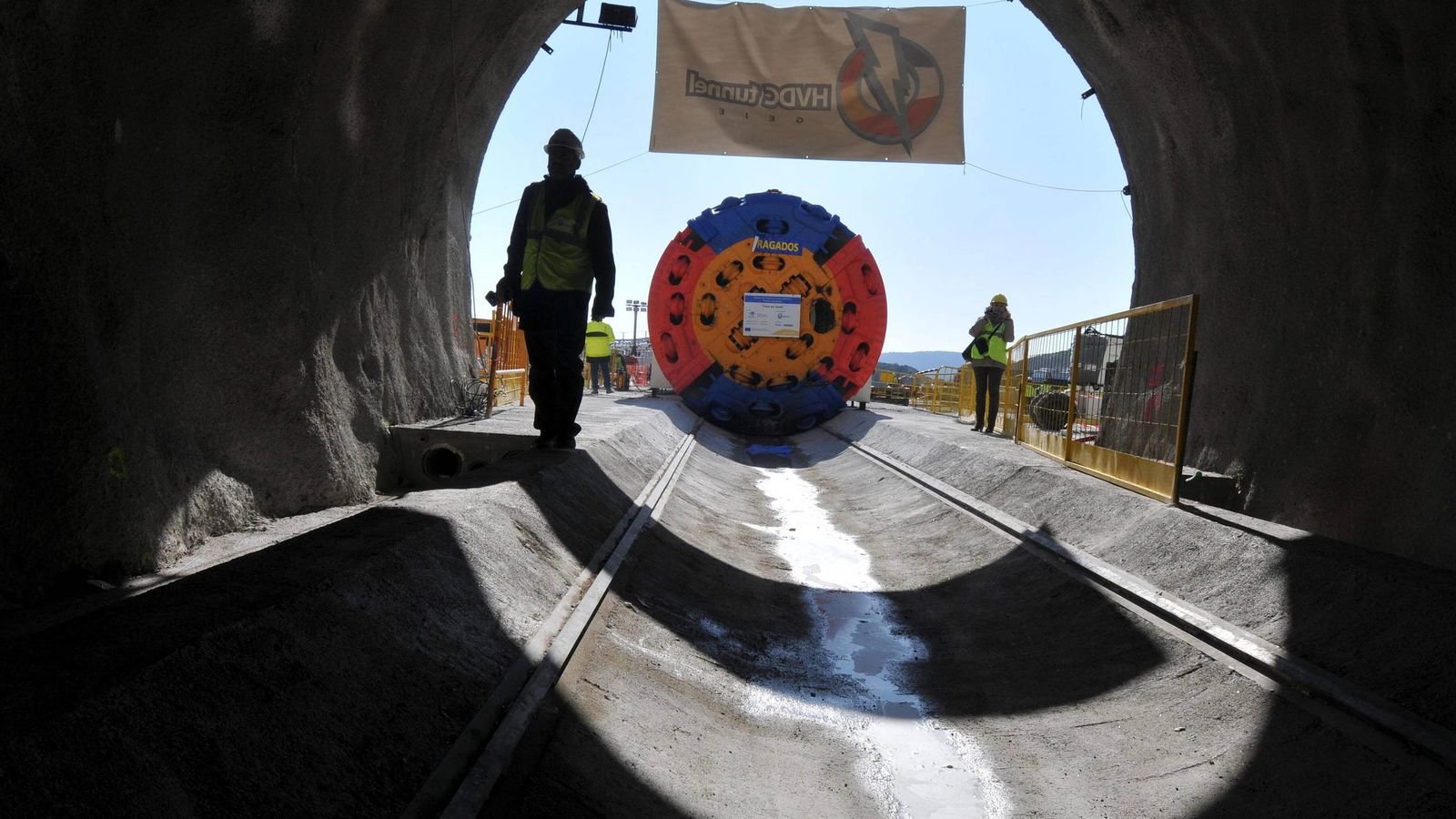 Foto: La tuneladora Alberes, durante las obras del túnel para la interconexión entre España y Francia. (EFE)