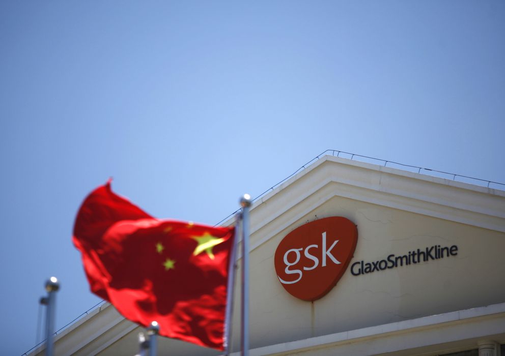 Foto: La bandera china ondea frente a una oficina de GlaxoSmithKline en Shangai (Reuters).