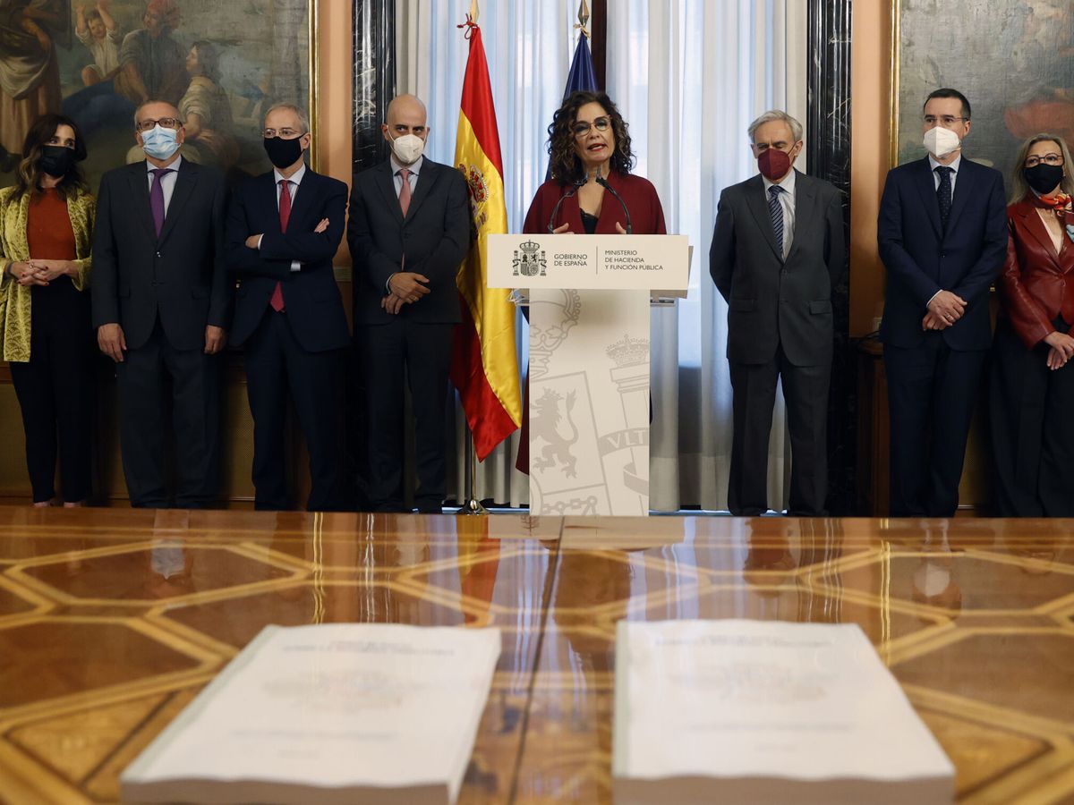 Foto: La ministra Montero recibe el Libro Blanco de la Reforma del Sistema Tributario. (EFE/Mariscal)