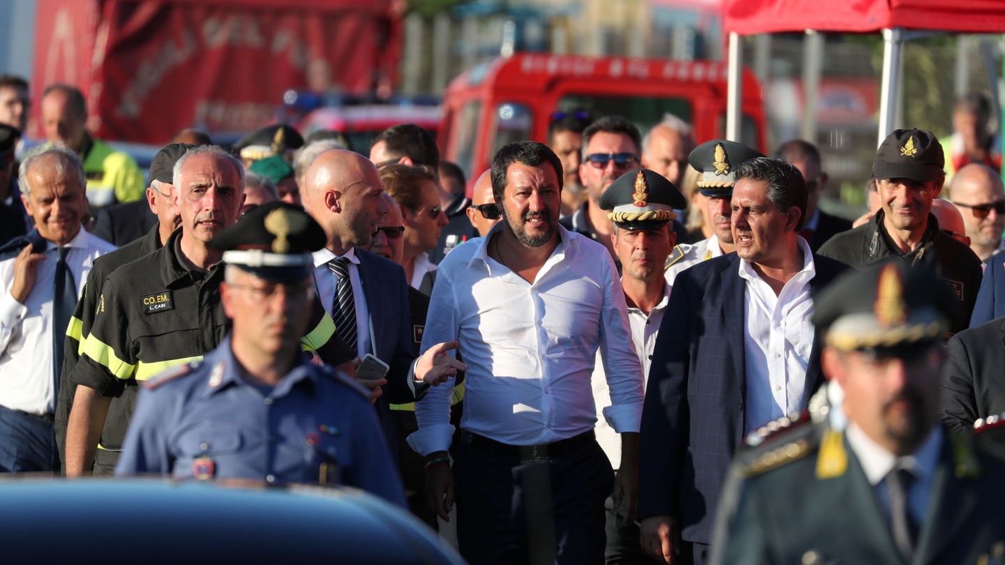 Matteo Salvini visita las ruinas del puente Morandi. (Reuters)