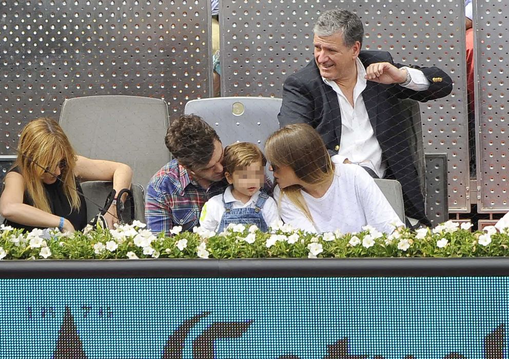 Foto: El expiloto junto a su hijo Lucas y su novia Marta Castro el pasado mes de mayo en el Masters Series de Madrid (Gtres)