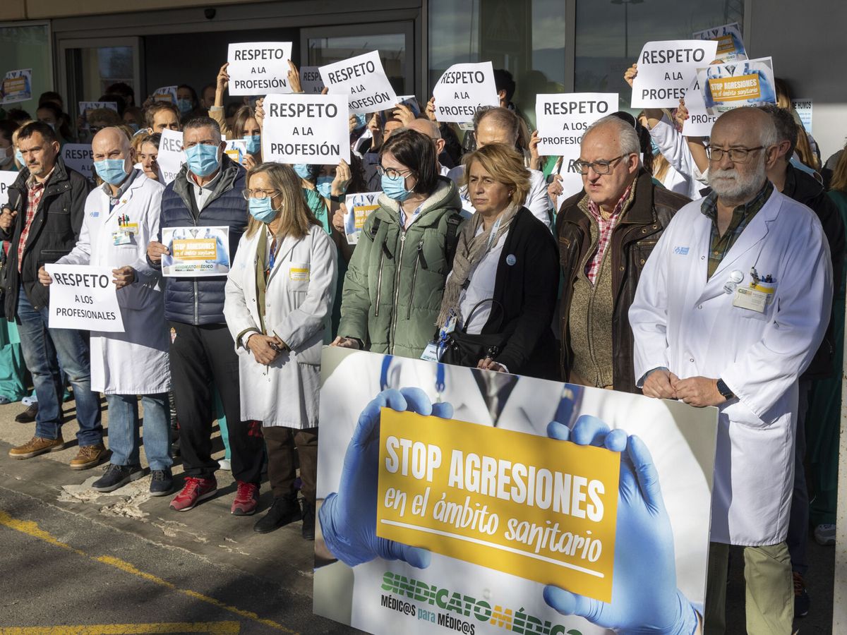 Foto: Concentración frente al Hospital San Pedro de Logroño para protestar por las agresiones a los médicos durante la pandemia. (EFE/Raquel Manzanares)
