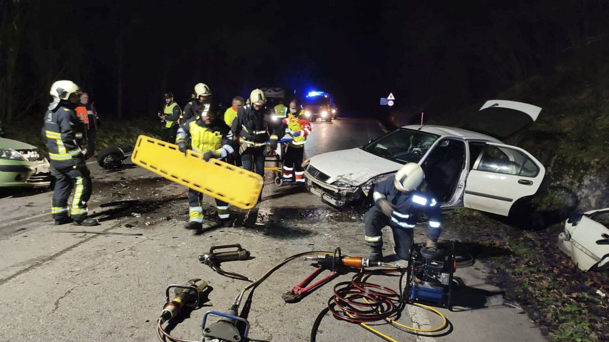 Cuatro personas resultan heridas en una colisión entre tres vehículos en Cangas (Pontevedra)