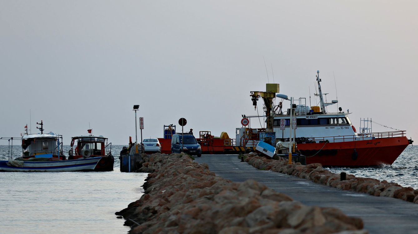Un centenar de tunecinos tratan de asaltar un ferry para llegar a Italia