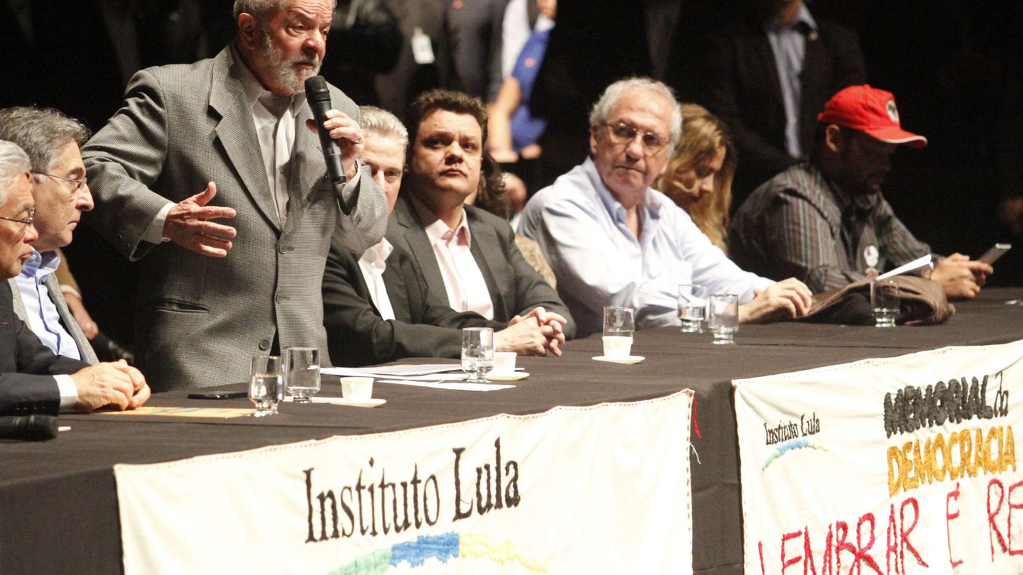 El expresidente de Brasil Luiz Inacio Lula da Silva participa en el lanzamiento del museo digital 'Memorial de la Democracia' en el Palacio de las Artes de Belo Horizonte (Brasil).