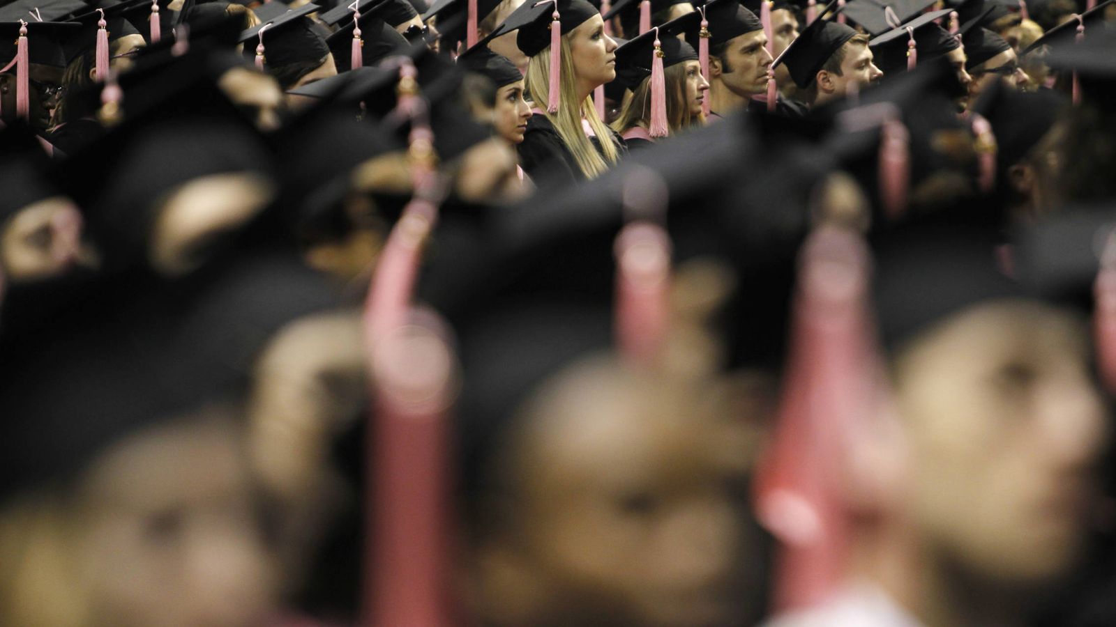 Foto: Graduados escuchan a un conferenciante en la Universidad de Berklee, en Boston. (Reuters)