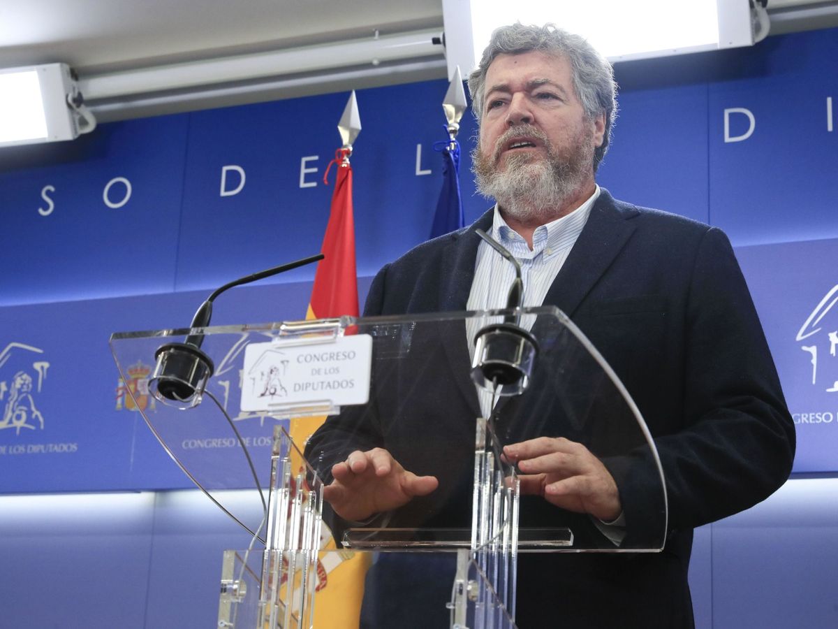 Foto: El diputado de Unidas Podemos Juantxo López de Uralde, durante una rueda de prensa en el Congreso. (EFE)