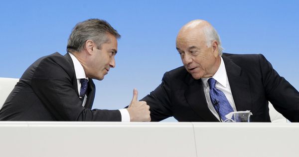 Foto: El expresidente de BBVA, Francisco González, conversa con el entonces consejero delegado Ángel Cano. (EFE)