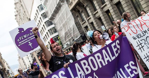 Foto: Colectivos feministas y de trabajadoras sexuales se manifiestan. (EFE)