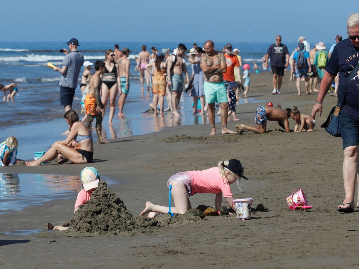 Foto: Turistas disfrutan de la playa de Maspalomas. (EFE/Elvira Urquijo A.)