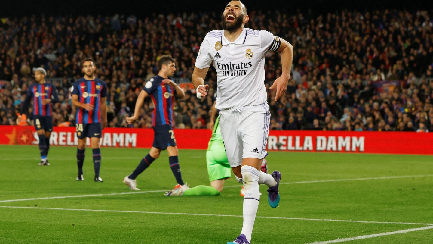 Benzema sonríe tras anotar uno de sus tres goles. (Reuters/Albert Gea)